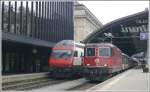 RE 3819 mit Re 4/4 II 11204 verlsst St.Gallen. Auf Gleis 1 wartet der IC_Dosto nach Genve auf die Abfahrtszeit. (20.03.2009)