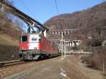 Biaschina, es ist wohl einer der beliebtesten Fotostellen eines Eisenbahner auf der Sdseite des Gotthardes. Denn von hier aus sieht man einen Zug innerhalb von wenigen Minuten gleich drei Mal. Auf der Obersten, Mittleren und auf der Untersten Ebenen. Hier fhrt gerade die Re 4/4 11187 und eine Re 6/6 mit einem G-Zug auf der Untersten Ebenen in Richtung Italien. Auf der Obersten Ebenen befindet sich ebenfalls gerade ein G-Zug (17.2.05)
