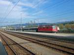 SBB: Ein Entlastungsinterregio Luzern-Zrich wird am 15.4.09 von der Re 4/4  11209 durch Rotkreuz gezogen, mit Halt.