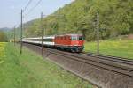 Unter der Woche besteht der IC 775 Basel SBB - Zrich aus einer Re 4/4 II und zwei EW IV Verstrkungsmodulen. Re 4/4 II 11222 mit ebendiesem IC 775 am 21.4.09 in Tecknau.