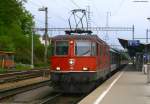 Re 4/4 II 11136 mit dem RE 3809 (St. Gallen(CH)-Chur) bei der Abfahrt Rorschach 26.4.09 Der Zug bestand eigentlich nur aus Fernverkehrswagen(IR-IC,EC und Gepckwagen)ist das plan?