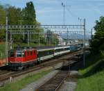 Das IR Zugspaar 1606/1537 Neuchtel - Lausanne - Neuchtel wird als einzigster (Fernverkehr)-Reisezug auf der westlichen Jurasdfuss Strecke mit Lok und Komposition gefhrt. Hier die Re 4/4 II 11118 mit dem IR 1537 bei der Durchfahrt in Bussigny am 7. Mai 2009.