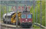 Re 4/4 II 11241 und eine weitere Lok verlassen die Gtergeleise der Holcim Zementwerke Untervaz. Im Hintergrund die neue RhB Brcke ber die SBB-Stammstrecke nach Chur. (30.04.2009)