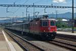 SBB: Die Re 4/4  11224 zieht den Interregio Locarno-Basel durch den Bahnhof Rotkreuz. An diesem sonnigen Tag vor Auffahrt hatte jeder Interregio dieser Art, zustzliche Wagen angekuppelt. (20.5.09)