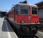 Re 4/4 II 11216 vor dem IR nach Locarno, Zrich HB 17. Mai 2009 14:00