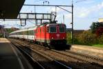 Re 4/4 II 11221 mit einem Gotthard-Eurocity Zrich - Milano am 2.5.2008 in Oberrieden Dorf.