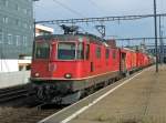 SBB-Cargo: Mit dem Ziel St. Gallen und mit einem Gter- und Lschzug wartet die Re 4/4  11341 in Dietikon auf die Weiterfahrt. (31.7.09)