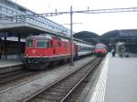 SBB: Aus dem Bahnhof Luzern strecken am 11.9.09 der Interregio nach Basel mit der Re 4/4  11151 und der Interregio nach Genf-Flughafen mit dem Steuerwagen Bt 50 85 28-94 983 die Zugkpfe raus.