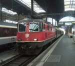 Ein Modul wird zum IR: Am 13.11.09 steht die Re 4/4  11229 im Bahnhof Basel SBB bereit, um den 4-Wagen Interregio dem Rhein entlang nach Zrich HB ziehen zu knnen. Diese vier Wagen bildeten kurz davor das Verstrkungsmodul des Interregios aus Luzern.