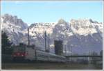 Die RE-Zge im Rheintal werden immer krzer, verkehren sie doch seit Fahrplanwechsel ohne Gepckwagen. 3819 mit Re 4/4 II 11191 verlsst Buchs Richtung Chur. Im Hintergrund die Alpsteinkette zwischen Kreuzbergen und Staubern Kanzel. (04.01.2010)