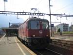 Die Re 4/4'' 11135 stand am 12.6.05 in Arth-Goldau und fuhr mit einem IR nach Locarno.