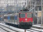 SBB - Re 4/4 11223 vor Reservezug abgetellt im Bahnhof Neuchatel am 19.12.2009