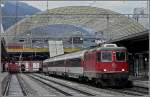 Vor der interessanten Dachkontruktion des Busbahnhofs von Chur wartet die Re 4/4 II 11116 mit ihrem Zug am 25.12.09 auf die Abfahrt nach St Gallen. (Jeanny)