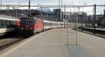 In der Nachmittagssonne des 29.03.2010 trifft die Re 4/4  mit dem IR aus Locarno in Luzern ein.