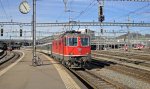 Pnktlich verlsst die Re 4/4  11138 mit ihrem Gotthard-IR nach Basel SBB den Bahnhof Luzern, am 29.03.2010.