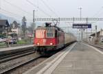 Der einzige Postzug nach/von Luzern, der nach 2007 berlebte: Mit der Re 4/4  11340 durchfhrt er den Bahnhof Gisikon-Root, mit dem Ziel Hrkingen.