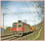 Re 4/4 II 11187 mit einem Gleisbauzug bei Hohtenn am 2. Mai 2006