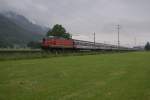 Re 4/4 II 11122 zieht am 12.6.10 den letzten Transalpin von Reichenburg Richtung Bilten. Der Transalpin wurde durch einen weiteren Railjet abgelst.