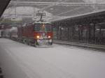 Zug 64744 Domat Ems - Rangierbahnhof Limmattal bei der Einfahrt in Chur im Winter 2008. Schn anzuschauen wie die BoBo sich den weg durch die Schneeverdeckten Schienen Pflugt. 