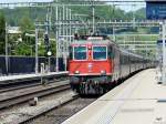 SBB - Re 4/4 11121 mit Schnellzug bei der Durchfahrt im Bahnhof Liestal am 24.05.2010