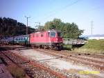 Re 4/4 durchbraust am 30.8.2005 den Bahnhof Au SG mit dem  Rheintal Express  in Richtung Buchs SG.