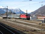 Re 4/4 II 11218 mit abgestellter TILO S-Bahn im Bahnhof Bellinzona.