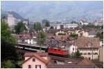 Fast Modellbahncharakter hat dieser Blick auf den Personenzug, der hier durch Brunnen am Vierwaldsttter See fhrt.