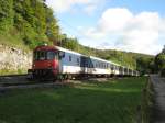 Bdt mit Re 4/4 Pendel als Regio 4862 bei Einfahrt in Chambrelien. Weil diverse Domino Kompositionen fr Shuttle Fahrten beim Depot Biel bentigt wurden, kamen auf der Linie Neuchatel-Le Locle Re 4/4 Pendel zum Einsatz, 26.09.2010.