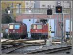 Re 4/4 II 11190 und 11134 stehen abgestellt vor dem ehemaligen Churer Depot.