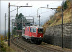 Ein lange Vorbeifahrt an Wassen steht bevor -

Re 420 in Richtung Erstfeld auf der oberen Streckenebene bei Wassen kurz vor der Einfahrt in die Obere Entschigtal-Galerie. 

01.11.2005 (M)