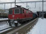 Ersatzzug (Olten-Zrich) fr den verspteten IR 1919 mit Re 4/4 II 11205 im Bahnhof Brugg, 02.12.2010.