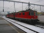 Ersatzzug zum IR 91 mit drei Re 4/4 II (11139, 11266, 11172) bei Einfahrt in Zrich HB. Die vorderen zwei Loks wurden in Zrich abgehngt, 03.12.2010.