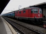 Re 4/4 II 11158 mit Ersatzkompoition als RE 2944 im Bahnhof Biel, 01.01.2011.