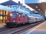 Re 4/4 11128 zieht einen Voralpen - Express, im Bahnhof Herisau am 12/02/11.