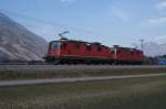 Re 4/4 II 11244 und Re 4/4 II 11297 fahren am 3.3.11 Richtung Ems Werke.