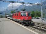 Re 4/4 II 11215 mit Rheintal Express bei Einfahrt in Landquart, 25.04.2011.