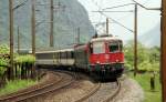 Die Re 4/4  11155 legt sich am 07.05.11 auf der Gotthard-Sdrampe bei Giornico in die Kurve.