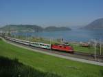 Re 4/4 II mit Voralpen-Express nach Romanshorn bei Immensee am 09.04.2011