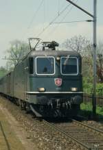SBB - Re 4/4 11376 mit Schnellzug unterwegs zwischen Amriswil und Romanshorn im Mai 1985 ..