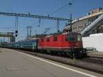 Ersatz IR 2028 mit Re 4/4 II 11226 bei Einfahrt in Zrich HB, 20.08.2011.