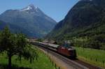 Eine Re 4/4 mit einem Interregio am 26.06.2011 bei Silenen