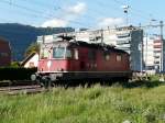 SBB - Re 4/4  11319 abgestellt im Areal des Gterbahnhof Biel am 20.08.2011 ... Bild endstand von dem Fussweg zur SBB Haltestelle Biel Mett ..