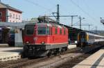 SBB Re 4/4 11215 rangiert an IC 183 nach Zrich HB in Singen am 03.09.2011