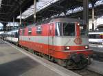 Swiss Express Re 4/4 II 11109 mit IR 2173 in Basel SBB, 26.10.2011.