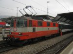 Innerhalb einer Stunde kamen beide ex. Swiss Express Loks und die letzte grne Re 4/4 II (Division Personenverkehr) nach Zrich. Im Bild die Swiss Express Re 4/4 II 11108 mit dem IR 1768, Zrich HB, 09.11.2011.