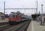 Eine Re 4/4 II 11154 fhrt mit ihrem Fernzug durch Liestal und wird sein Ziel Basel bald erreichen. 06.11.2011