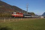 Am 30.10.10 zieht die Re 4/4 II 11109 den IC 10761 von Landquart Richtung Chur, aufgenommen bei Igis.