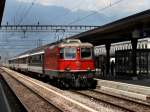 Der Re 4/4 11129 mit einem IR nach Chur am 01.07.2009 bei der Einfahrt in Buchs.