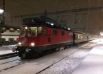 Re 4/4 II 11224 mit dem Dispo Lausanne als Ersatz IR 1735 in Visp, 21.12.2011. (Handyfoto)

