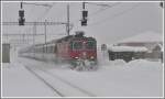 IR1772 pflgt sich durch Gleis 4 in Landquart. (22.12.2011)